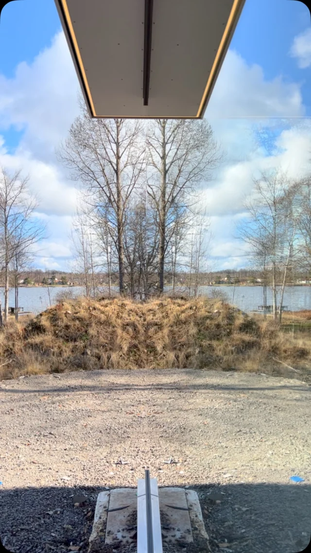 Villa B, Växjö. Så roligt att se alla detaljer som fallit på plats och snart dags för inflytt! Här ett steppat glashörn mot sjön 😄

 @husetvidensjo