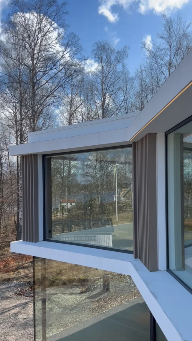 Plötsligt står det där. Klart.
Från ett första möte, idéer och drömmar till skisser, förhoppningar, projektering och byggnation. Det har varit en fantastisk resa och jag känner en enorm tacksamhet för att ha fått vara en del av den. En resa där varje detalj har spelat roll.

Att sätta höga mål och kämpa för att nå dit tillsammans med alla som har varit involverade, och framför allt med de som nu ska bo här, är en stor del av arkitekturen.

Efter allt engagemang och arbete är det nu dags för Villa B att komma till liv och skapa minnen tillsammans med familjen som ska göra det till sitt hem.
